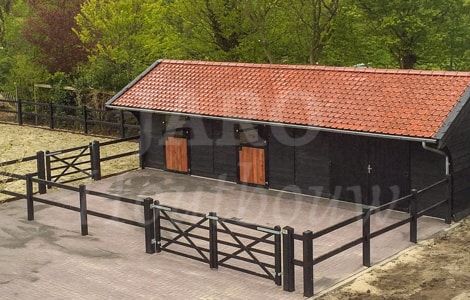 Houten paardenstal op maat met keramische dakpannen