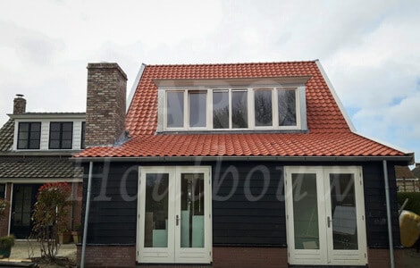 Uitgebouwde woning in Zeeland met rode pannen