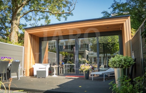 Kantoor van hout in de tuin, uitgevoerd met plat dak