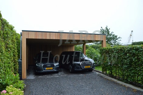  Voorzijde van de garage in Haalsmeer 