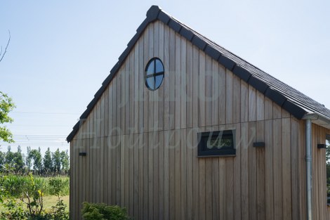 Voorgevel van de recreatiewoning in Muiderberg.