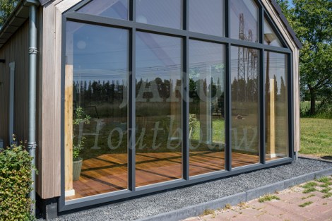 Voorgevel van de recreatiewoning in Muiderberg