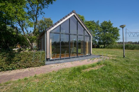 Voorgevel van de recreatiewoning in Muiderberg.