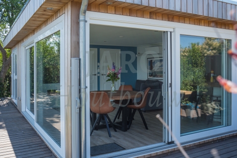 Recreatiewoning_in_Reeuwijk_schuifpui_geopend