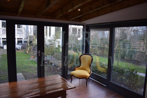  Overzicht van het interieur van het tuinkantoor in Castricum 