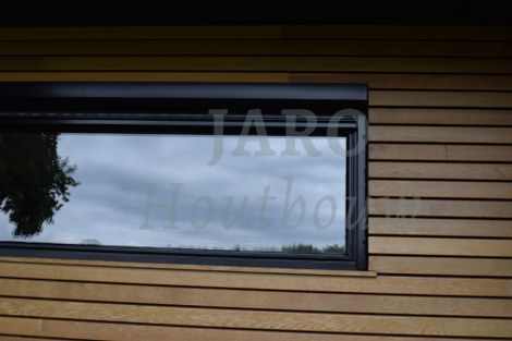 Detail van het raam van het tuinkantoor in Doornspijk