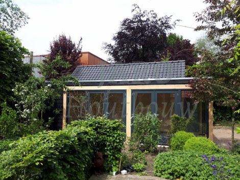  Zijkant van het tuinkantoor in Driebergen 