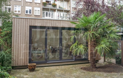 Houten atelier in de achtertuin te Amsterdam