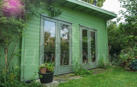 Een houten werkruimte in de tuin