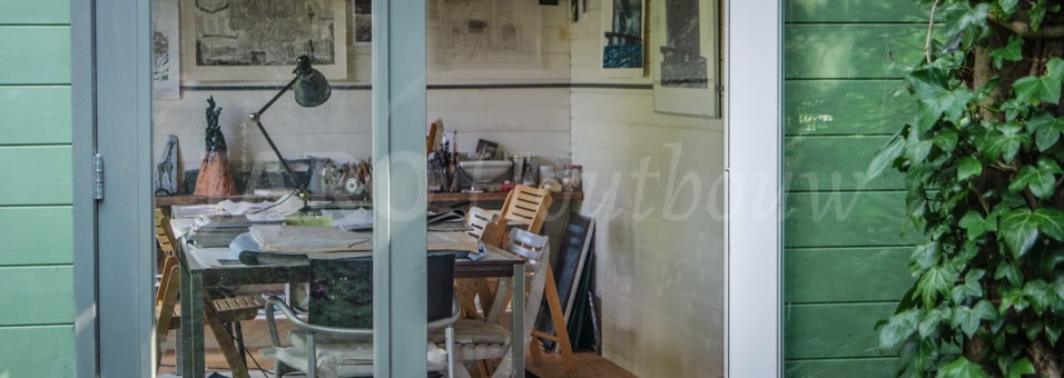 Een foto van het atelier in de tuin te Amsterdam