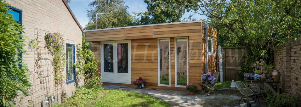 Een houten atelier in de tuin te Assen