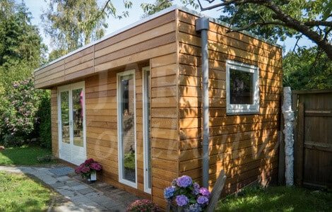 Modern houten atelier, achterin de tuin