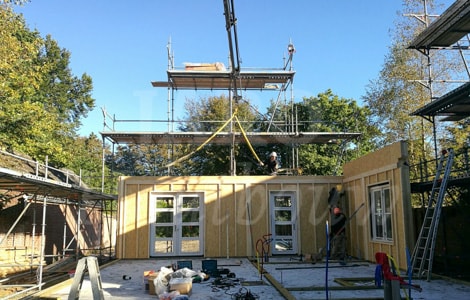 Bouwsteigers op de bouwkavel voor rietgedekte woning in Bergen