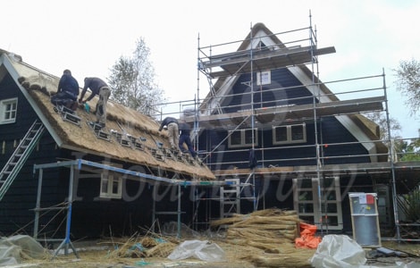 Aanbrengen riet op woning en bijgebouw van hout