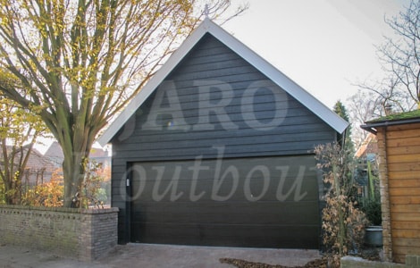 Bijgebouw met sectionaal poort voor de werkplaats