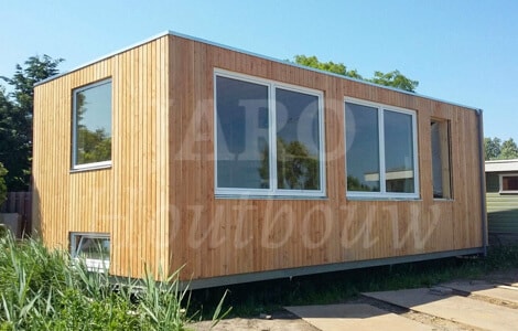 Woonboot in Amsterdam met houten gevelbekleding