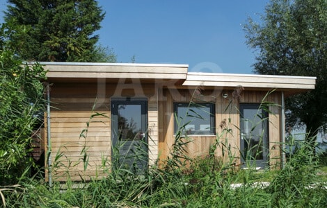 Modern maatwerk chalet, geplaatst aan het water