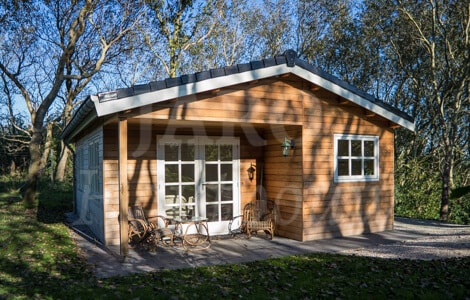 Vakantiewoning met cederen gevelbekleding, geplaatst in de bossen