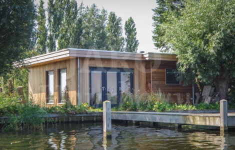 Luxe chalet gebouwd aan het water door Jaro Houtbouw