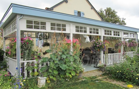Design veranda aan huis met uitzicht over de tuin