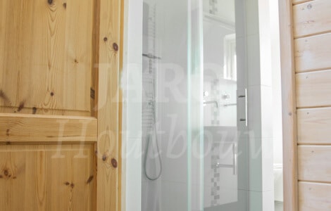Detail houten binnendeur en doorkijk naar de douche