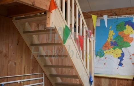 Houten trap met kleurrijke stootborden