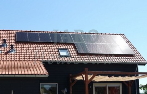 Duurzame houten woning met zonnepanelen en lariks gevelbekleding