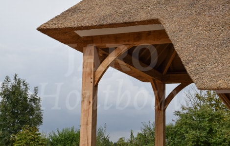 Eikenhouten bijgebouw met pen-en-gatverbindingen