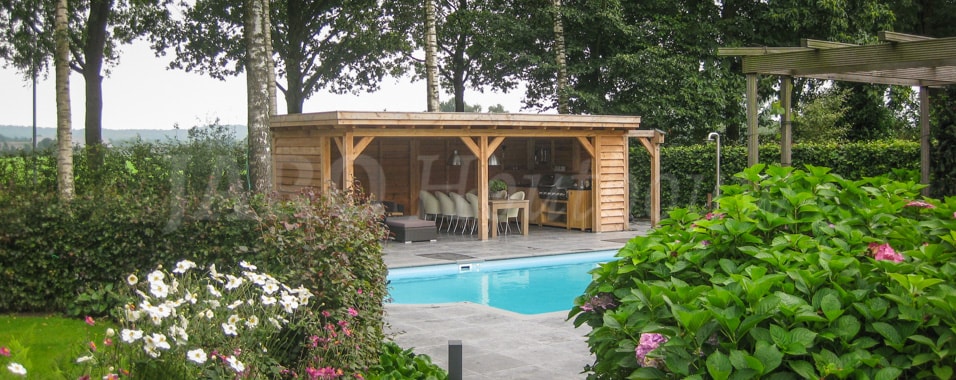 Duurzaam eiken poolhouse in de tuin bij zwembad