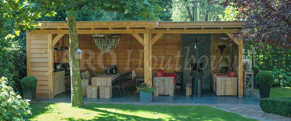 Eiken overkapping in de tuin voor dineren en barbecueën