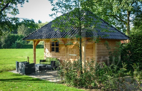 tuinhuis van eikenhout met dakpannen