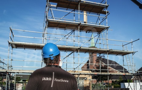 Steigers rondom nieuw te bouwen casco woning