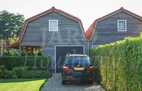 Houten garage met mansardekap