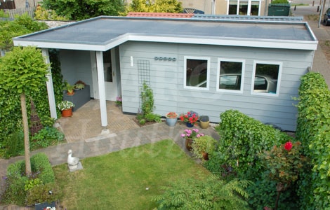 Garage van hout voor de auto