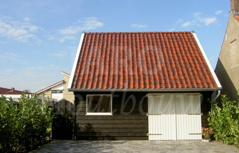 Houten garage met dakpannen in Stellendam