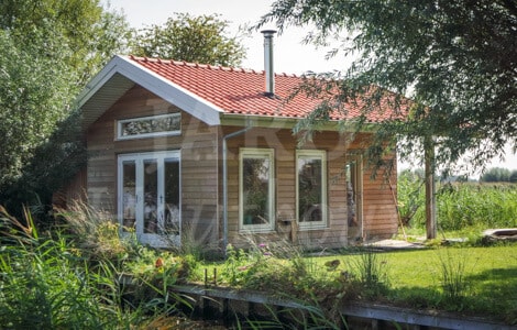 Houten 'Bed & Breakfast' met rode dakpannen