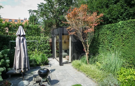 Moderne tuinkamer van hout in de achtertuin