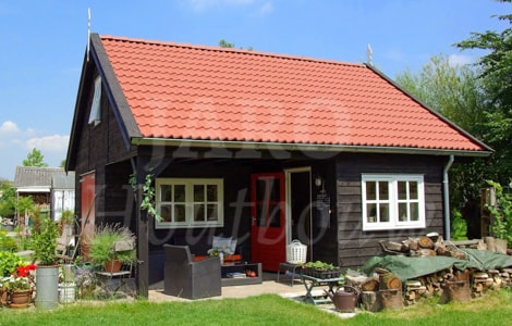 Houten schuur met rode dakpannen in Hazerswoude-Rijndijk