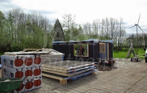 De montage van de schuur op maat