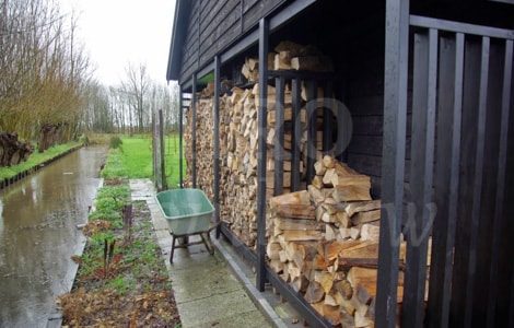 Opslag voor hout aan de achterzijde van de schuur