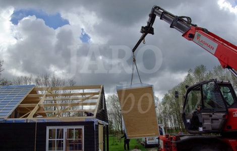 Montage dakelementen met de kraan door Jaro Houtbouw