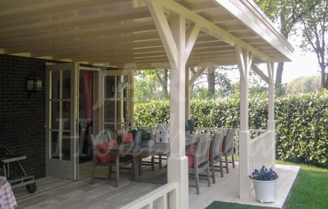 Houten aanbouw-veranda in Heerde