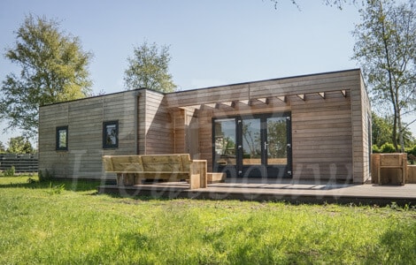 Modern houten chalet in natuurrijke omgeving