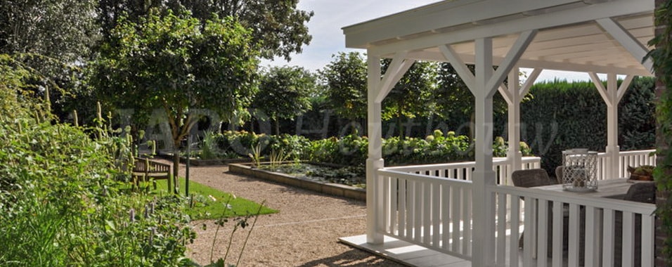 Overkapping in de tuin en aan huis gebouwd