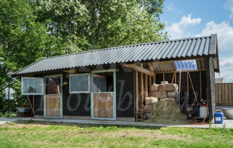 Houten paardenstal in Nijbroek met zwarte planken