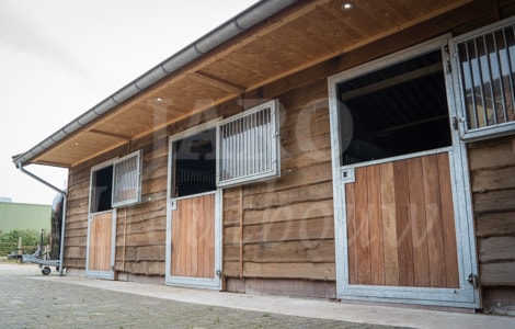 Maatwerk paardenstal met verlichting in dakoverstek