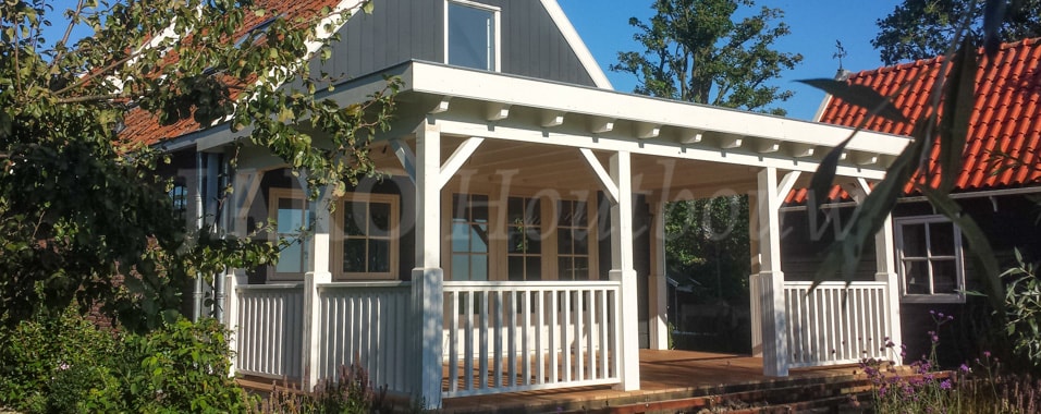 Houten veranda aan huis in Scharwoude