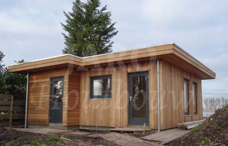 Vakantiehuis met cederhout in houtskeletbouw na montage