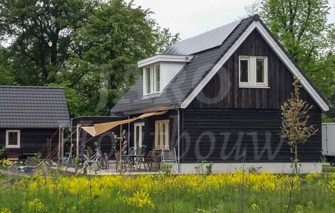 Landelijke vrijstaande woning uitgevoerd met zwart potdekselwerk