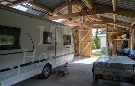 Stalling voor caravan in overdekte houten loods